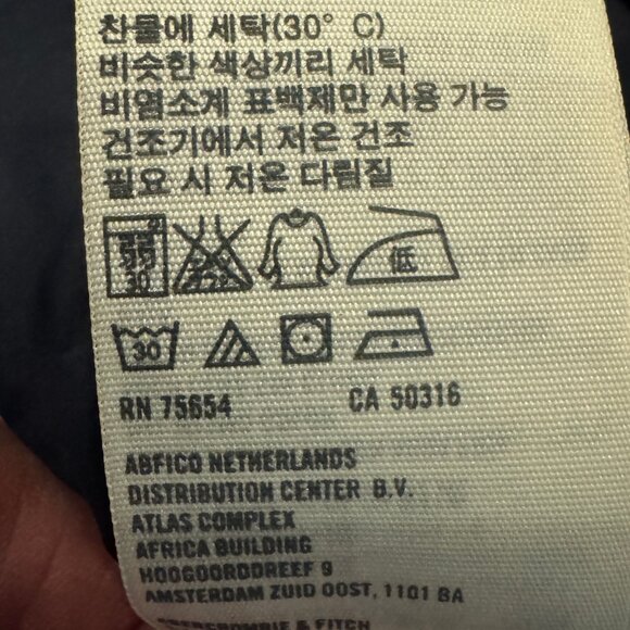 Like new Abercrombie & Fitch Navy Blue Puffer Coat Size Medium - Picture 10 of 11